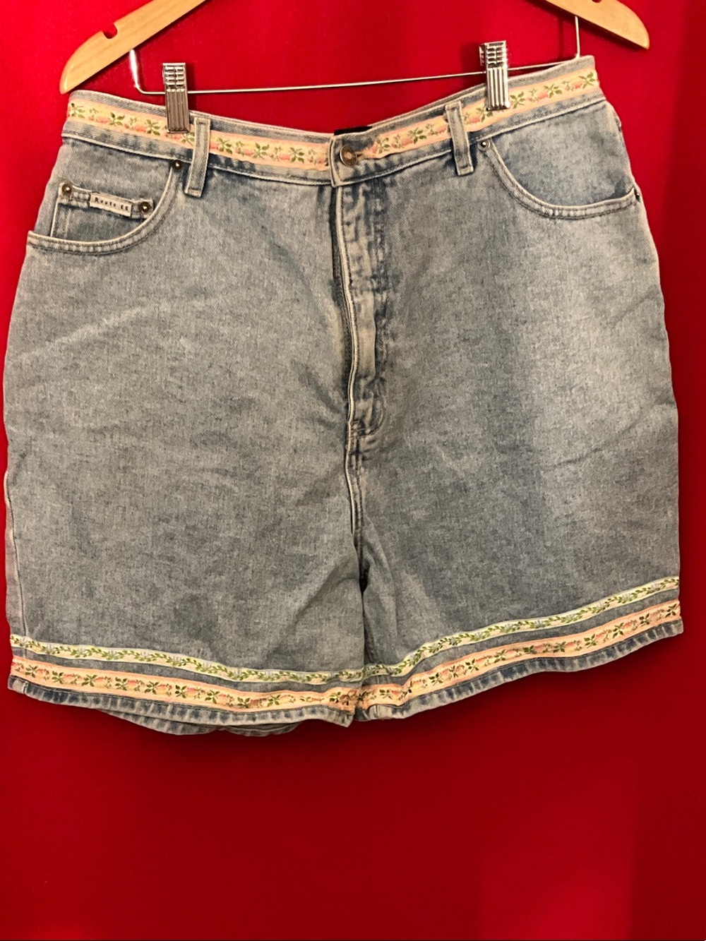 Decorative light washed vintage Jean shorts